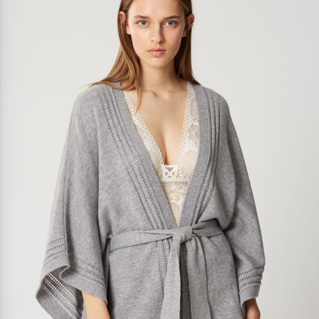 Model in grauem Strick-Poncho und Spitzenbody von Maison Lejaby