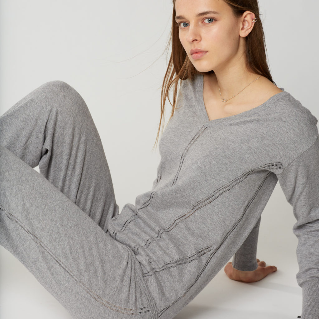 Grauer Pullover und Hose mit Lochstickerei von Maison Lejaby