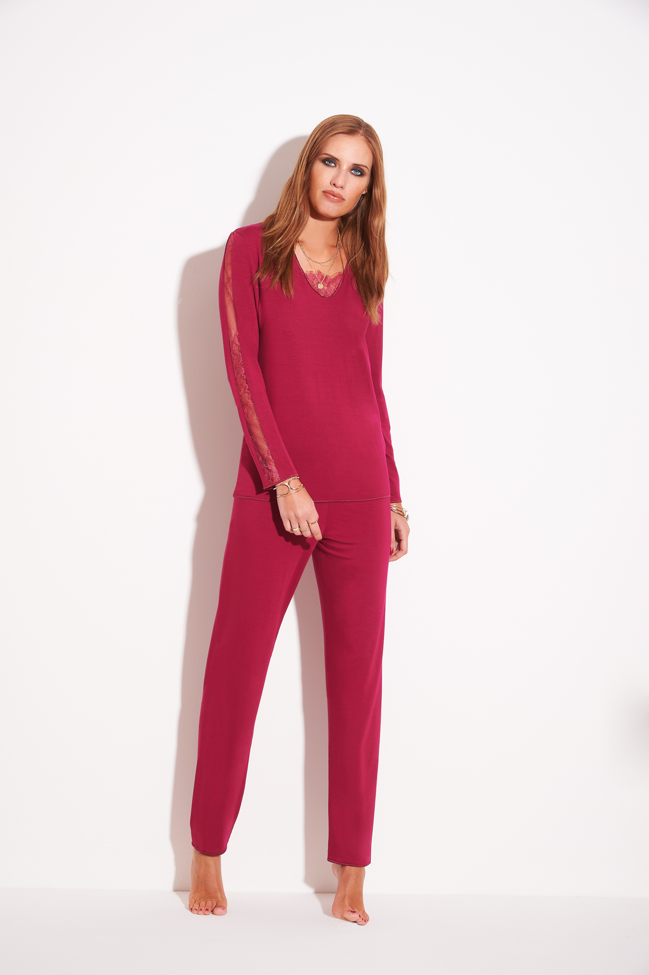 Modal-Pyjama mit Spitze in Rot von Chiara Fiorini