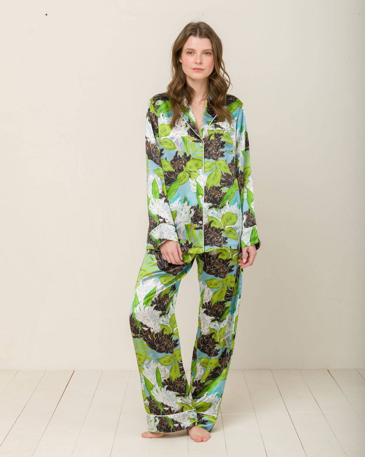 Blättermuster auf einem Pyjama von Radice aus Seide