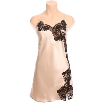 Seidenneglige Flavia mit Caudry Spitze sand / schwarz von Marjolaine