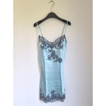 Seidenneglige Gemma No. 2 in hellblau mit dunkelblauer Spitze von Marjolaine - der Pullover ist nicht im Lieferumfang enthalten