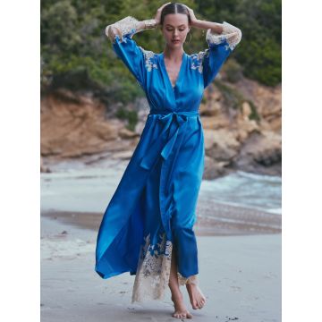 Seidenmorgenmantel Appoline in azurblau mit Spitze von Marjolaine - das Neglige unter dem Mantel ist nicht im Lieferumfang enthalten