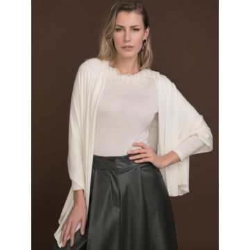 Merinowolle-Seide Schal-Tuch Stola in wollweiß von Artimaglia - das Shirt und die Hose sind nicht im Lieferumfang enthalten